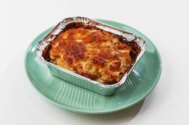 Domates soslu ve peynirli ev yapımı lazanya.