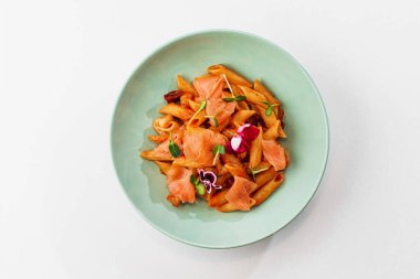 somon parçaları ve bitkilerle makarna