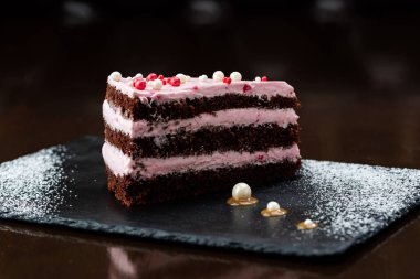 Kremalı çikolatalı pasta dilimi.  