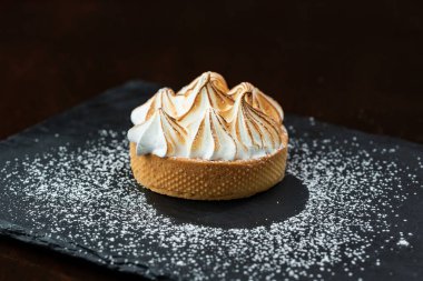 Siyah arkaplanda kremalı tart