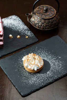 Kremalı ev yapımı pasta. 