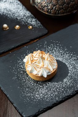 Kremalı ev yapımı pasta. 