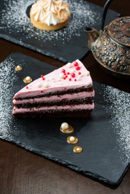 Kremalı çikolatalı pasta dilimi.  