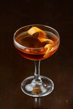 Buzlu ve turuncu haplı alkollü kokteyl