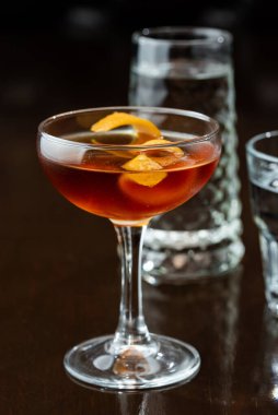 Buzlu ve turuncu haplı alkollü kokteyl