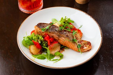 Sebze ve otlu ızgara somon.