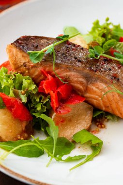 Sebze ve otlu ızgara somon.