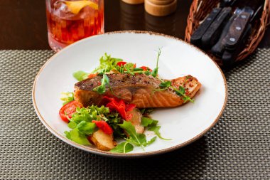 Sebze ve otlu ızgara somon.