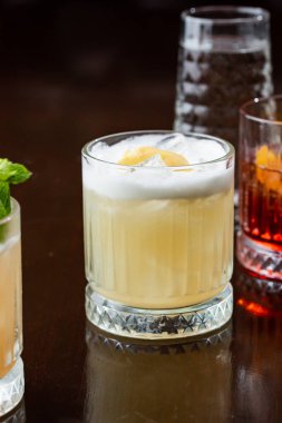 Siyah arka planda limonlu taze kokteyl 