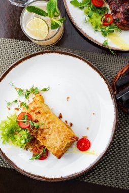 Kızarmış somon ve sebze.