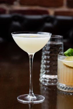 Limonlu soğuk kokteyl.