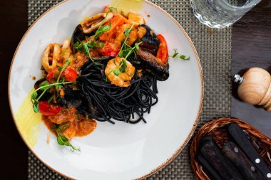 Deniz mahsullü siyah makarna.