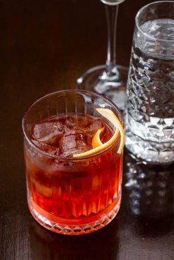 Bardakta taze soğuk kokteyl var.