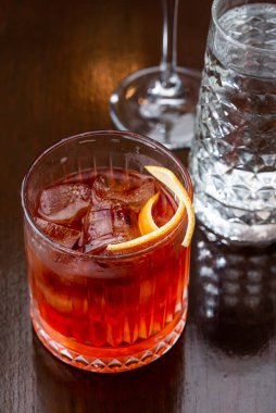 Bardakta taze soğuk kokteyl var.