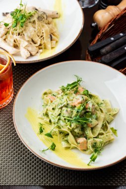 Somon makarna yakın çekim 