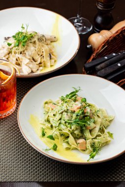 Somon makarna yakın çekim 