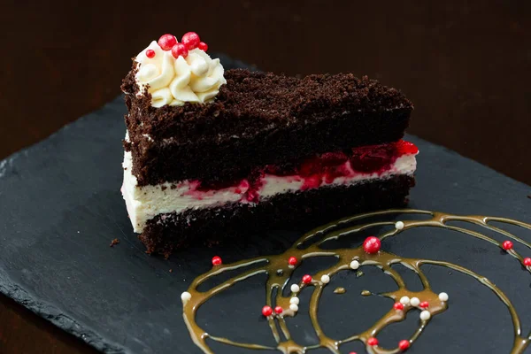 Schokoladenkuchen Mit Sahne Und Beeren — Stockfoto
