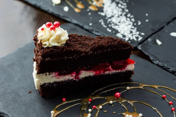 Schokoladenkuchen Mit Beeren Und Nüssen Auf Schwarzem Hintergrund — Stockfoto