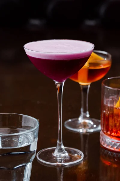 Glass Fresh Cold Cocktail Bar Counter — 图库照片