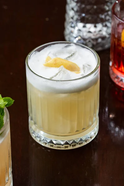 Frischer Cocktail Mit Zitrone Auf Schwarzem Hintergrund — Stockfoto