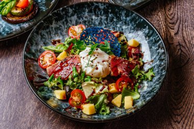 Tavuklu salata, domates, soğan ve roka. Sağlıklı yemek. en üstteki görünüm.