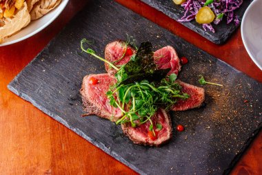 Biberiye ve baharatlı ızgara biftek. 