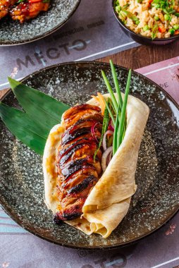 Sebze ve soslu ızgara tavuk. 