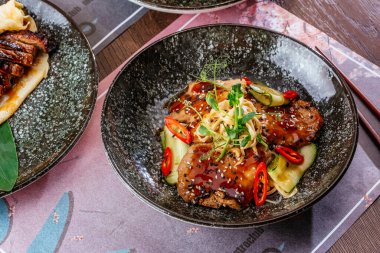 Sebzeli ve soslu ızgara somon.