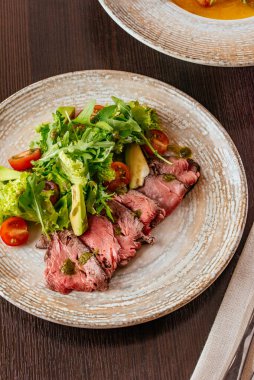 Salata yapraklı ve sebzeli ızgara biftek.