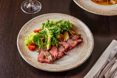 Sebzeli ve otlu biftek. 