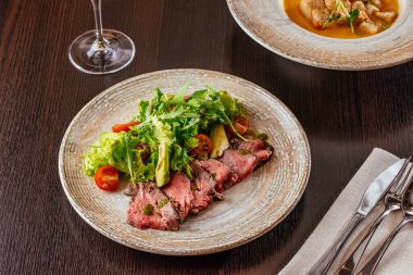 Sebzeli ve otlu biftek. 