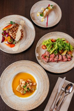 Tahta bir masada somon ve peynirli salata.