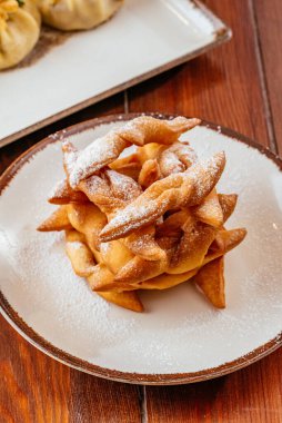 Tarçın ve şekerli ev yapımı elmalı turta.