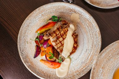 Sebze ve soslu ızgara tavuk.