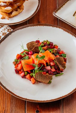 Sebze ve salata ile ızgara biftek.