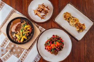 Ahşap bir masada geleneksel Kafkas yemekleri.