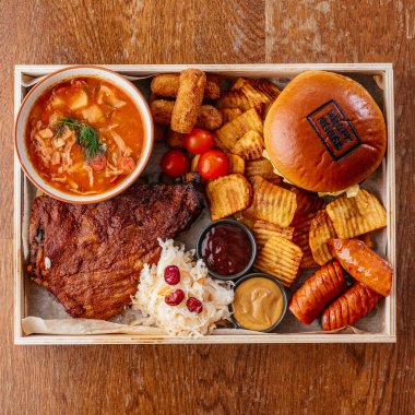 Et ve sebzeli biftek güveci.