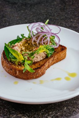 Çavdar ekmekli sandviç, balık ve sebze. 