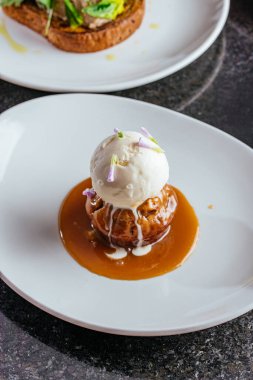 lezzetli ve güzel tatlı bir plaka üzerinde