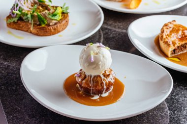 Kremalı ve peynirli taze krep.