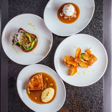 Soslu yumurta ve sebze.