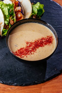 Tavuk, domates ve soslu baharatlı çorba.