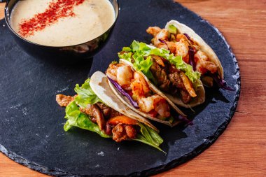 Sebze ve soslu ızgara tavuk.