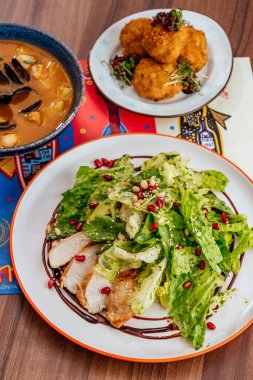 Sebze ve soslu ızgara tavuk.