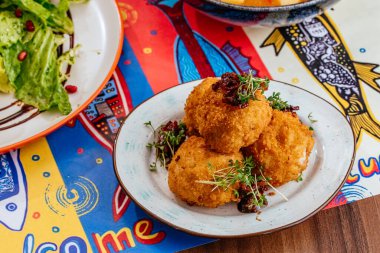 Kızarmış tavuk pirzolası yakın.