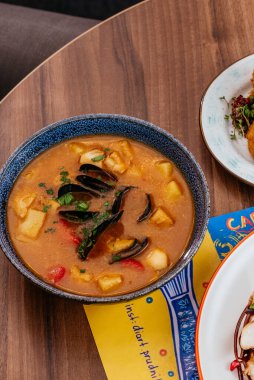 Tayland çorbası, tavuk ve sebzeli.