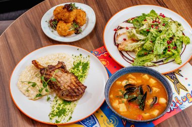 Izgara domuz eti, patates püresi ve salata.