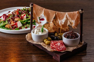 Taze salam, jambon ve zeytin çeşitleri.