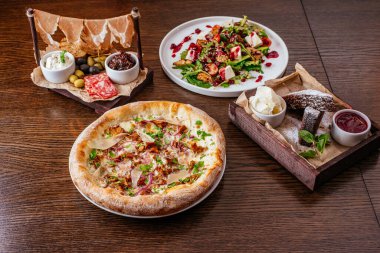 Peynirli ve domates soslu pizza.