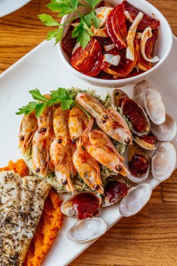 Karides ve sebzeli deniz ürünleri.